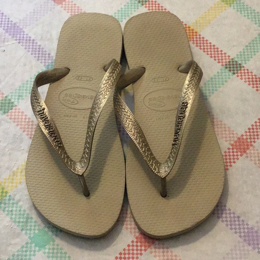 Havianas flip flops size 9 41/42 gold color straps